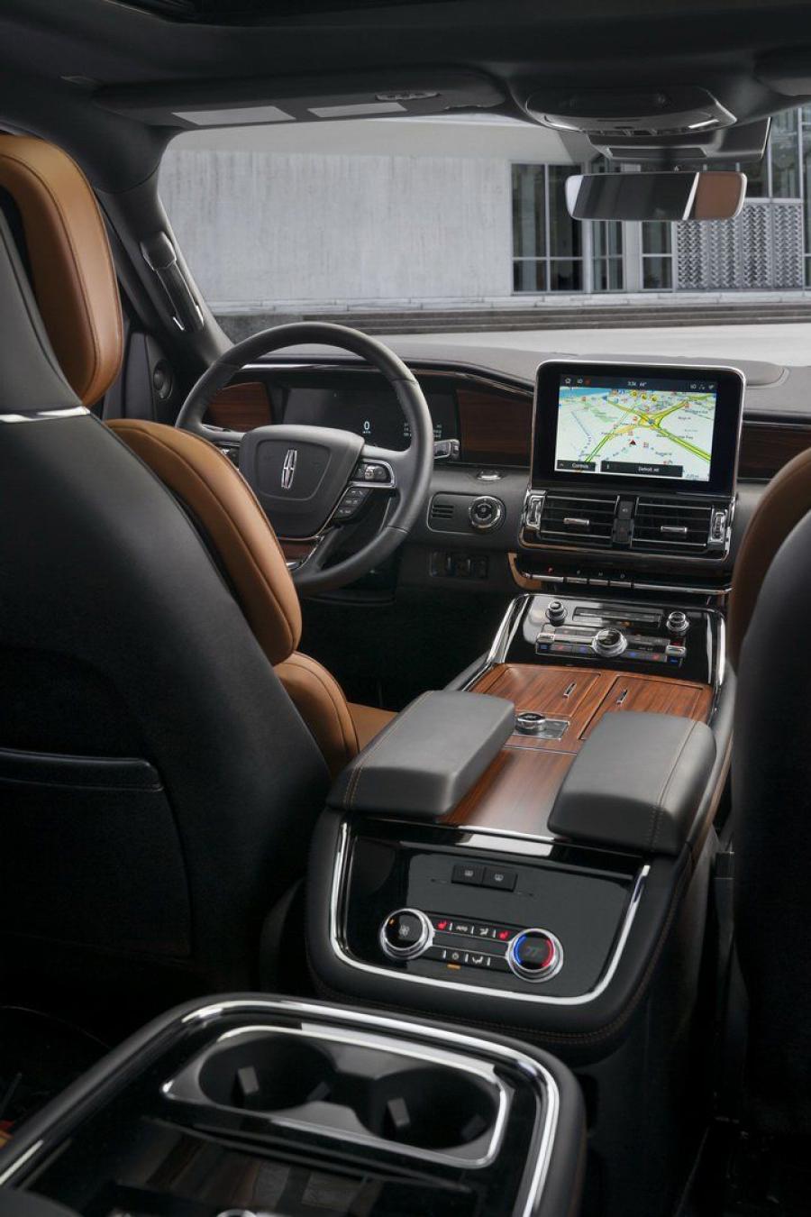 Интерьер Lincoln Navigator Monochromatic 2019 года  (фото 5 из 17)